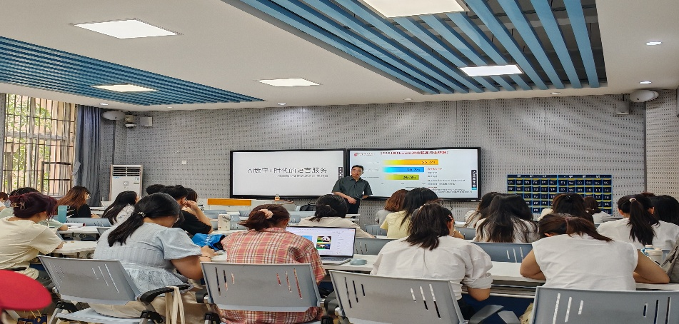 外国语学院举办AI赋能教学与课程建设系列教研活动 ——“AI数字+”时代的语言服务讲座