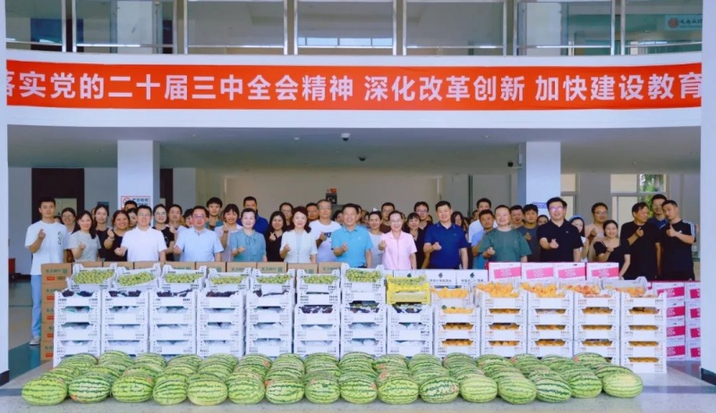 校领导慰问暑假在岗教职员工