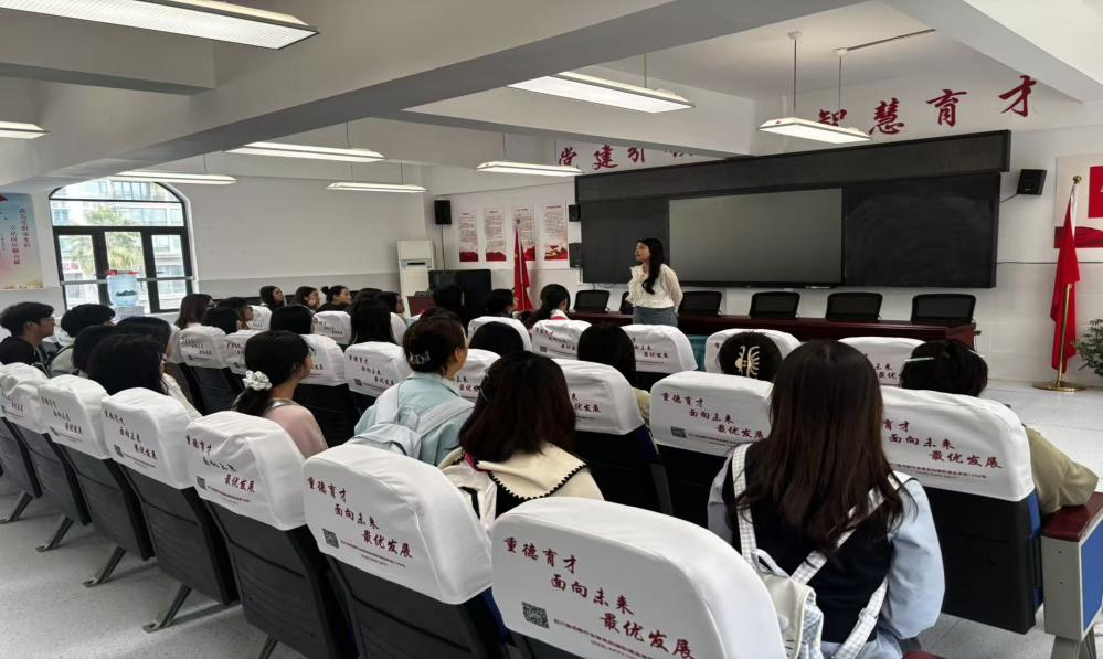 外国语学院师生赴七中育才开展教育见习及师范生培养研讨会