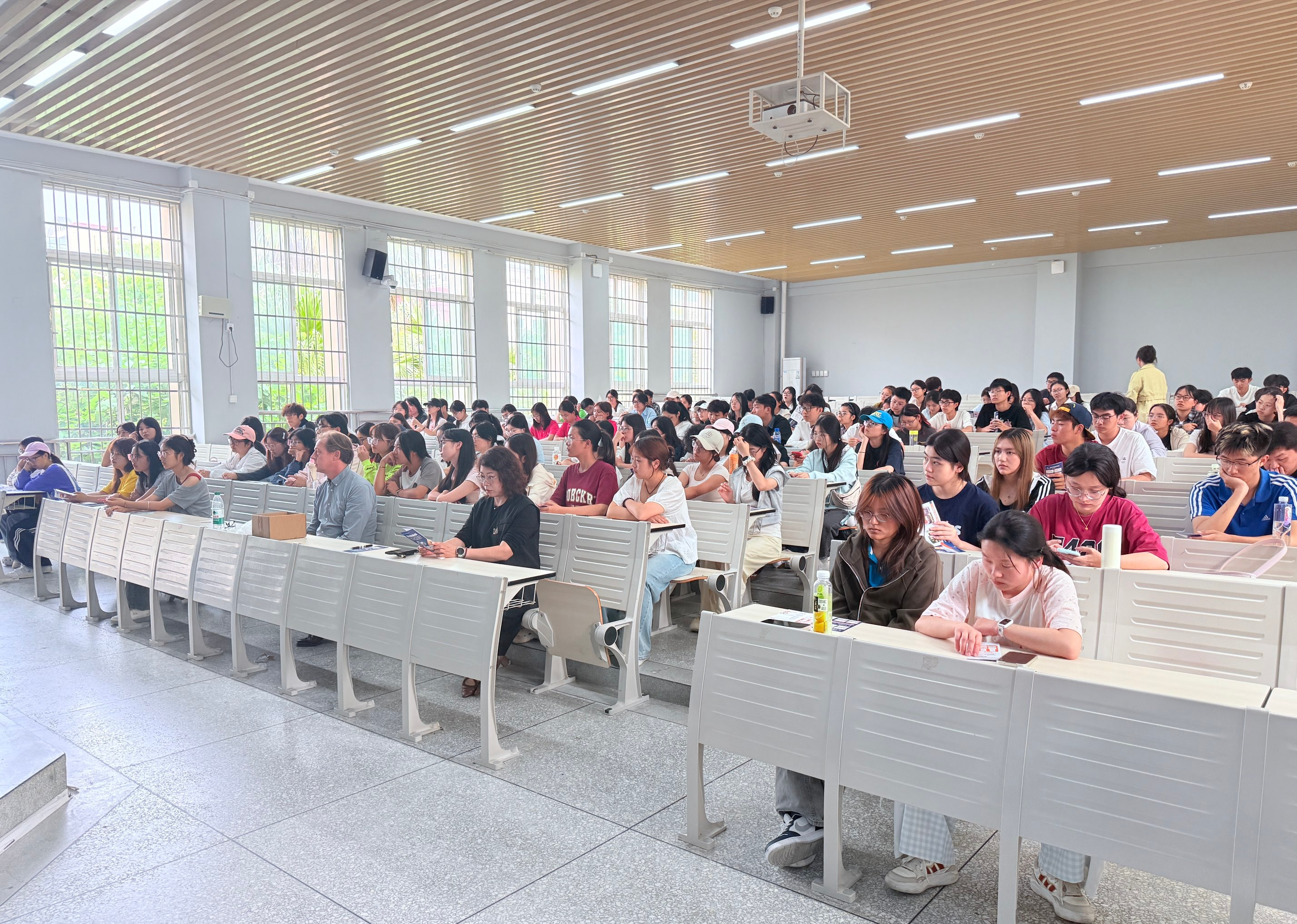 外语赋能逐梦路 多元育人启新程——文学院开展英语辅修专业宣讲